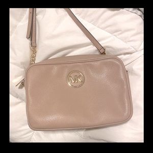 *LIKE NEW MICHAEL KORS CROSSBODY